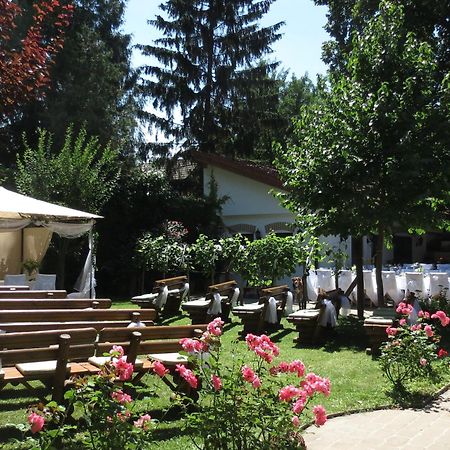 Hotel-Restaurant-Vinothek Felix Sommer Auersthal Dış mekan fotoğraf