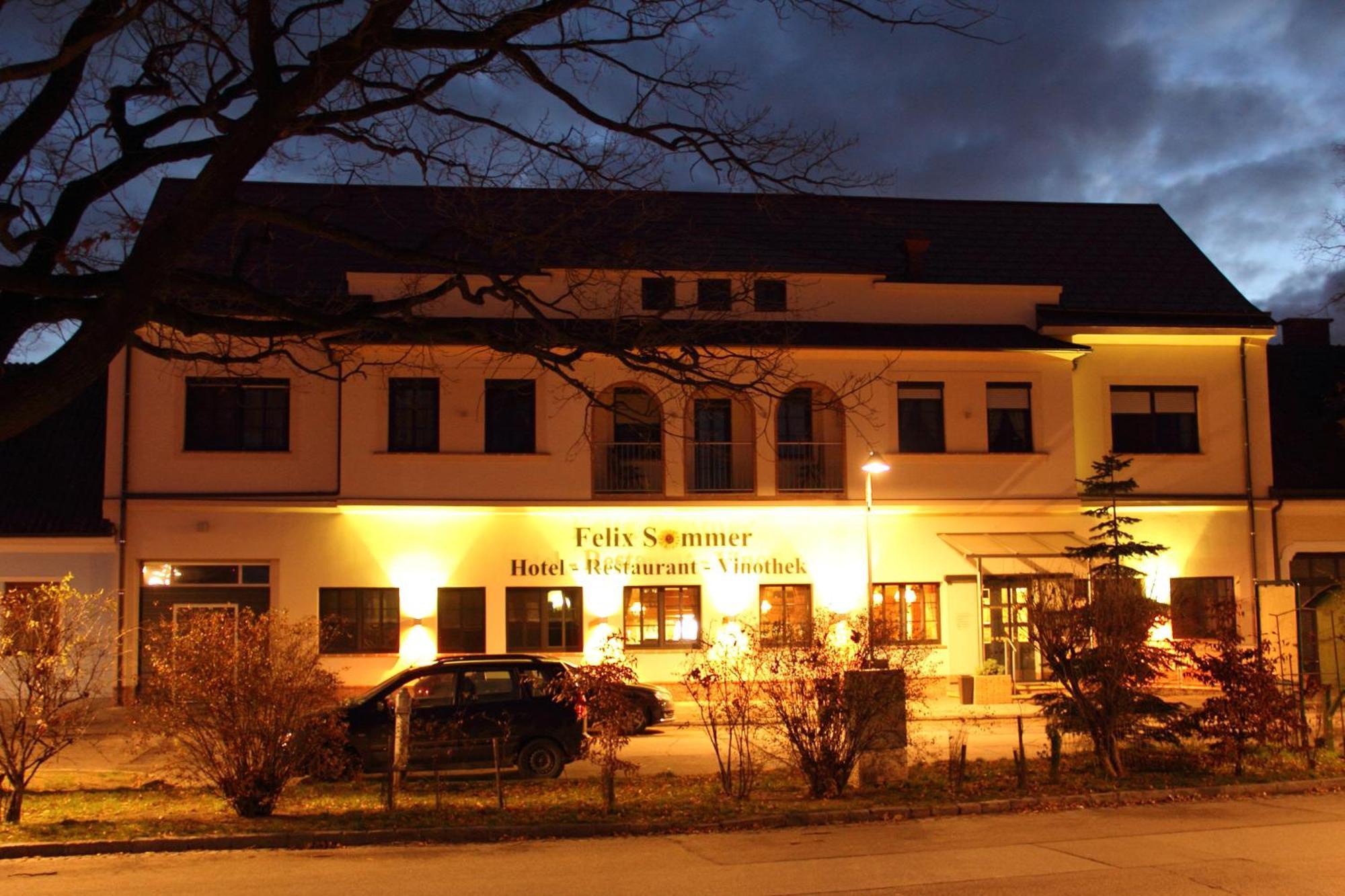 Hotel-Restaurant-Vinothek Felix Sommer Auersthal Dış mekan fotoğraf