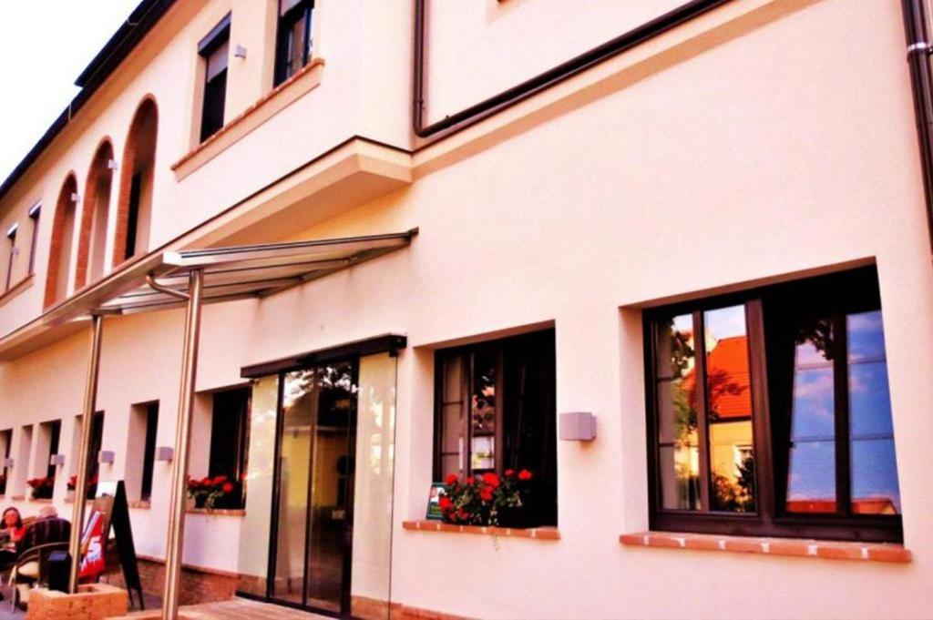 Hotel-Restaurant-Vinothek Felix Sommer Auersthal Dış mekan fotoğraf